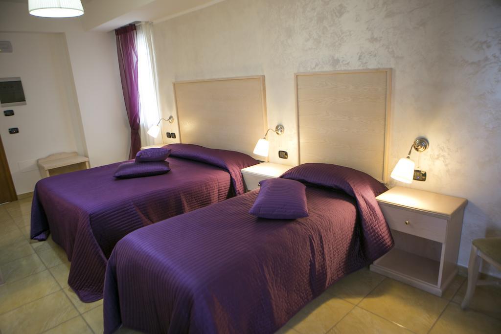 Hotel Miramare Marina di Schiavonea Rum bild