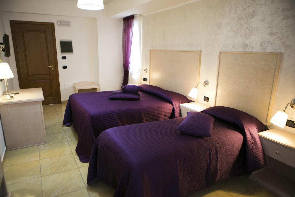 Hotel Miramare Marina di Schiavonea Rum bild